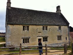 Woolsthorpe Manor Wallpaper