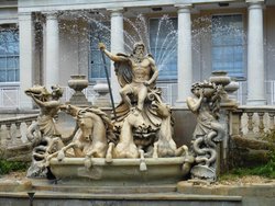 Neptune Fountain, Cheltenham Wallpaper