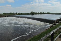 Fast flowing Cromwell Lock, Weir
