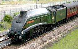 A4 60009 enters Birtley on the East Coast Line. Wallpaper