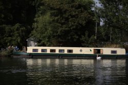 Whittington's Tea Barge moored at Caversham Wallpaper