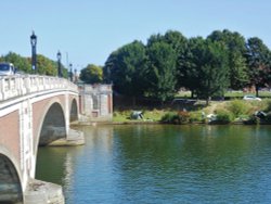 Hampton Court Bridge Wallpaper