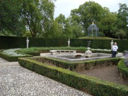 Queen's Garden Wallpaper