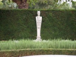 Queen's Garden sculpture Wallpaper