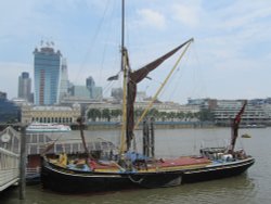 Lady Daphne Wallpaper