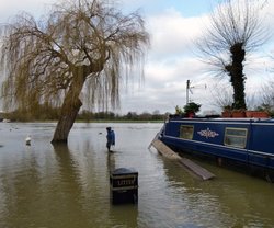 Windsor under Thames Wallpaper