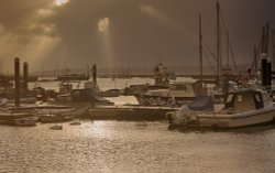 Sunrays over Lymington River Wallpaper