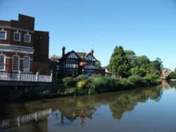 The Medway River, Tonbridge, Kent Wallpaper