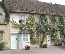 Rose-Covered Cottage in Lacock (2) - June, 2003 Wallpaper