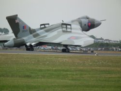 Vulcan landing at RIAT Fairford 2013 Wallpaper