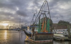 Sunrise on Lymington River Wallpaper