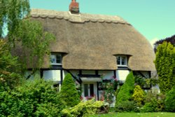 Chocolate box cottage Wallpaper