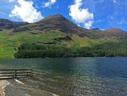 High Stile ffrom the eastern shore of Buttermere Wallpaper
