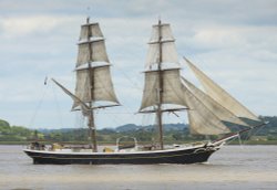 Morgenster Passing, Beachley. Wallpaper