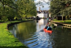 Paddling on the River Cam Wallpaper