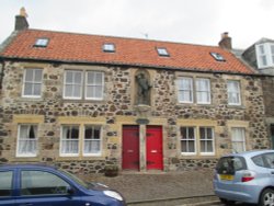 Robinson Crusoe Statue. Wallpaper