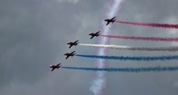Red Arrows fly by, Goodwood Park Wallpaper