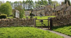 Picturesque Snowshill Middle Ages village Wallpaper