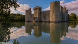 Bodiam Castle, September evening Wallpaper