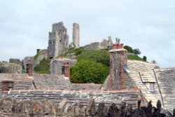 Corfe Castle, above the village of the same name Wallpaper