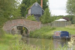 Lock-Keeper's Cottage, Somerton Deep Lock, Oxfordshire Wallpaper