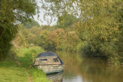 Small Boat on the Oxford Canal at Somerton, Oxfordshire Wallpaper