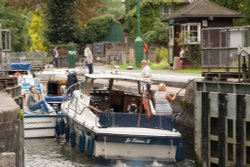 Boats squeezing into Caversham Lock Wallpaper