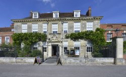 Mompresson House Wallpaper