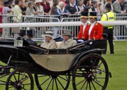 Royal Ascot - The Queen arrives Wallpaper