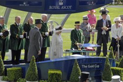 Royal Ascot - The Queen ready to present prizes o winner of the Gold Cup Wallpaper
