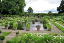 The White Garden, Kensington Palace in memory of Princess Diana Wallpaper