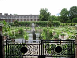 The White Garden, Kensington Palace in memory of Princess Diana Wallpaper