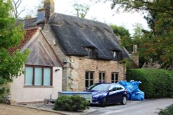 Thatched house in Thurning Wallpaper