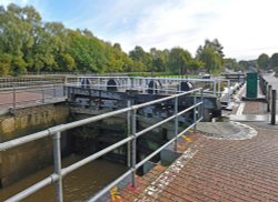 Allington Lock on the River Medway Wallpaper