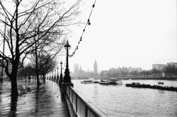 London. Embankment 1986 Wallpaper