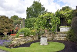 Italian Garden, Hever Castle Wallpaper