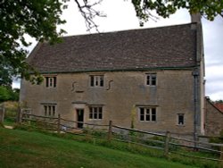 Newton's Manor house at Woolsthorpe Wallpaper