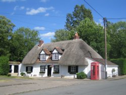 A lovely thatched cottage in Brightwell-cum-Sotwell Wallpaper