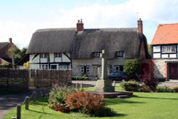 The war memorial and The Green, Chalgrove Wallpaper