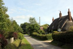 Period thatched cottage in Waterstock Wallpaper