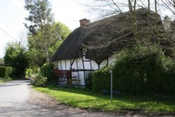 Thatched cottage in West Hagbourne (2) Wallpaper