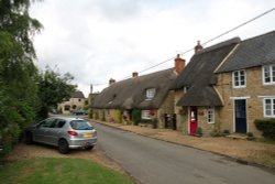 Pretty thatched cottages in Main Street, Fringford Wallpaper