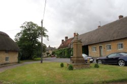 Main Street, Hethe, and the war memorial Wallpaper