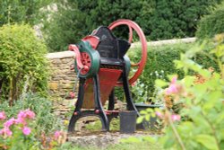 A well in a front garden in Hethe. (Is it genuine?) Wallpaper