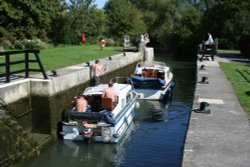 Enjoying the summer at Buscot Lock Wallpaper