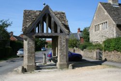 The covered well at Buscot Wallpaper