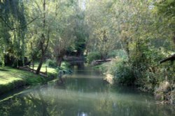 The Hinksey Stream, which flows past the village of North Hinksey Wallpaper