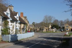 The centre of the village of Standlake Wallpaper