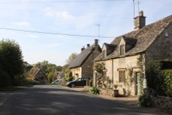 Taynton cottages basking in the late afternoon sun Wallpaper