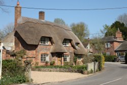 A traditional thatched cottage in Boxford Wallpaper
